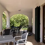 לינה וארוחת בוקר Zac House טויראנו