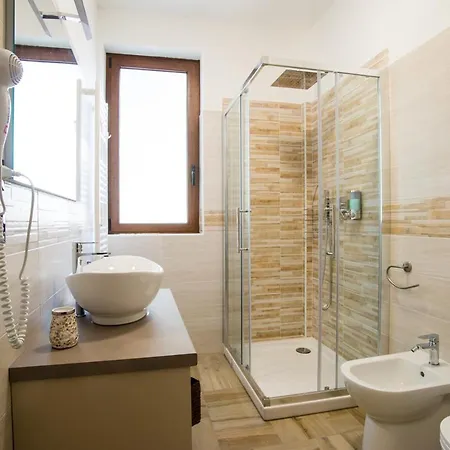 Zac House Тойрано