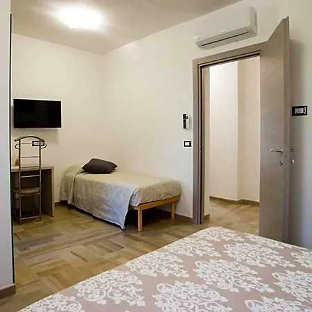 Zac House Тойрано